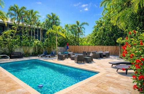 Saint Armands Key House | Luxury Lido Key Heated Pool & Game Room
