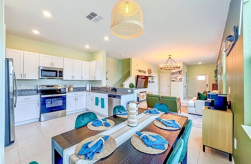Ruskin House | Luxury Mins To St Josephs Hospital & Apollo Beach with Pool