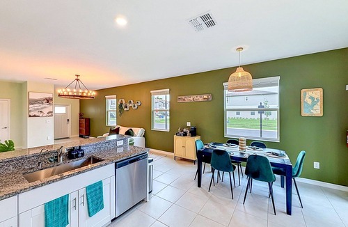 Ruskin House | Luxury Mins To St Josephs Hospital & Apollo Beach with Pool