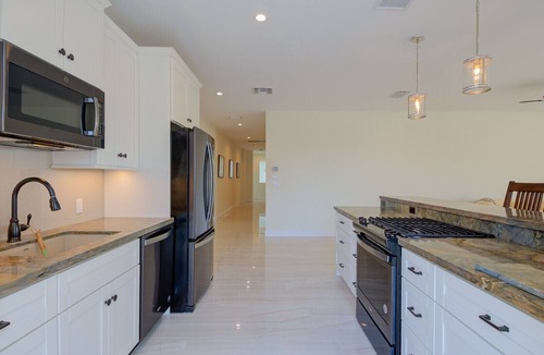 Old Naples Condo | Luxury Naples Apartment | Walk to Beach & Pier