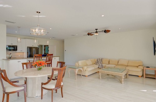 Old Naples Condo | Luxury Naples Apartment | Walk to Beach & Pier