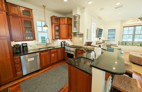 Seagrove Beach House | Luxury Old Seagrove Retreat, Walk to Beach and Seaside, 3 King BRs, Private Heated Pool, Availabl.
