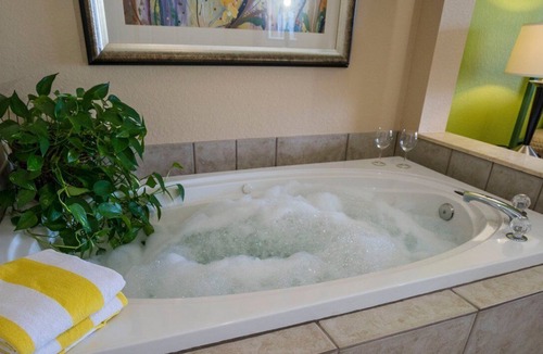 Weston Resort | Luxury One Bedroom and One Bathroom Unit with Full Amenities