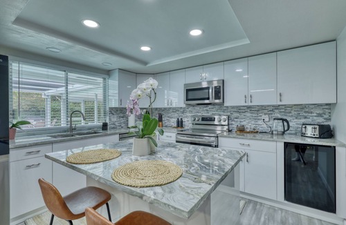 Kensington Park House | Luxury Pool Family Home Near Siesta Key/DT-3BR/2BA