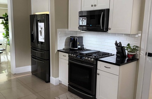 Ampere House | Luxury Retreat-Private Movie Theater-Parking for 6 Cars-4 Bedrooms