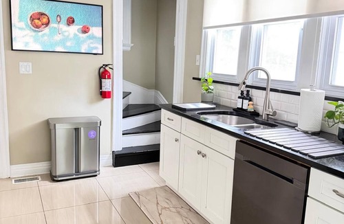 Ampere House | Luxury Retreat-Private Movie Theater-Parking for 6 Cars-4 Bedrooms