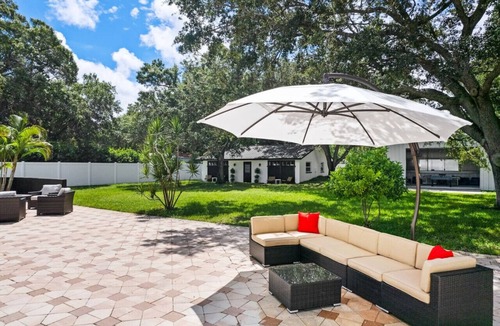 Largo Villa | Luxury Villa with Heated Saltwater Pool & Spa, Mini Golf, BBQ, 5 Mins to Beach