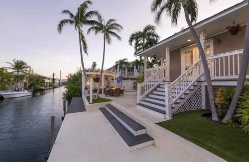 Key West House | Luxury Waterfront Escape. Pool, Dock & 10 Minutes to Key West