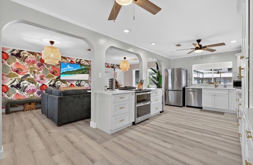 Bay Crest Park House | Luxury Waterfront Getaway, 6BR, Caged Pool