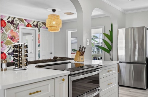 Bay Crest Park House | Luxury Waterfront Getaway, 6BR, Caged Pool