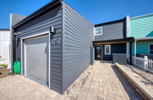 Bay Crest Park House | Luxury Waterfront Heated Pool & Dock Dander-Free