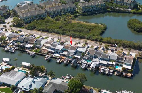 Bay Crest Park House | Luxury Waterfront Heated Pool & Dock Dander-Free