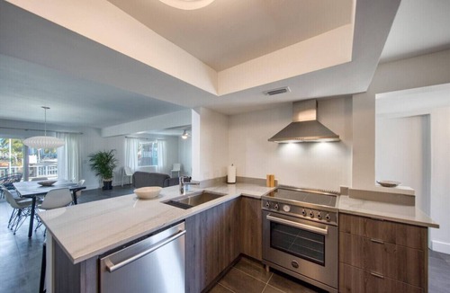 Bay Crest Park Apartment | Luxury Waterfront Heated Pool & Dock Dander-Free