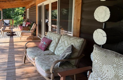 Seisholtzville House | Macungie Cabin w/Fireplace Near Bear Creek Skiing