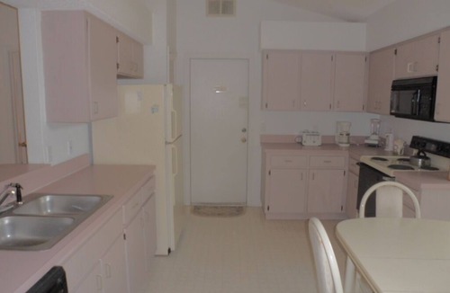 Loughman Villa | 🌈✨ Magical Pink Disney Getaway | Family Fun 🏊‍♀️ Pool 🅿️ 3BR/2BA 🛏️🛁