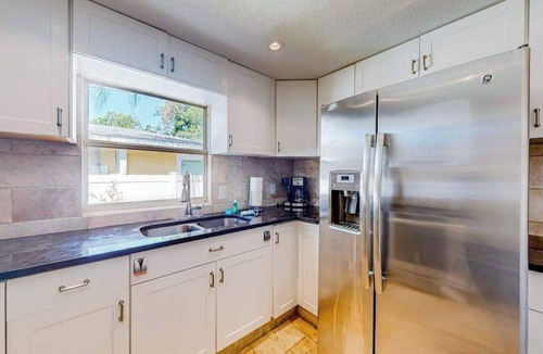 Bayou Oaks House | Mellow Memories Sun-filled house in Sarasota with al fresco dining & hammock