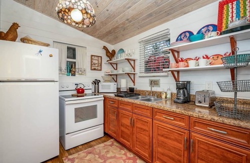 Melbourne House | Melwood · Charming 2/1 Cottage near River · 9 min to Beach