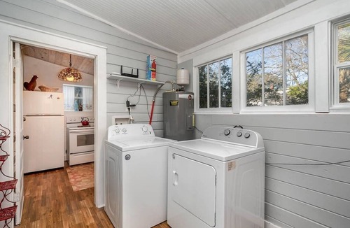 Melbourne House | Melwood · Charming 2/1 Cottage near River · 9 min to Beach