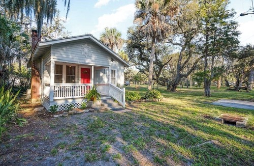 Melbourne House | Melwood · Charming 2/1 Cottage near River · 9 min to Beach