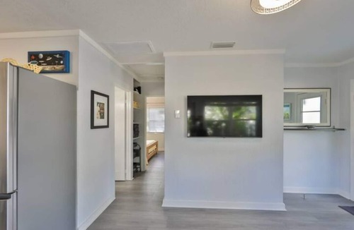 North Hyde Park Apartment | Mid-Century Blue Cypress
