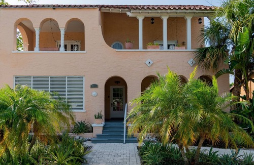 Riviera Bay Apartment | Mid-century Inspired 1/1 Apt w/ Balcony - 10 Minutes to Downtown
