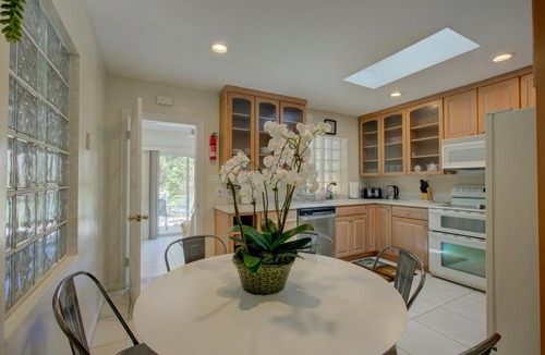 Long Meadow House | Mid-Century Retreat VR24-00083
