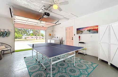 Southgate House | MidCentury Modern Heated Pool Retreat minutes to Siesta Key Beach & Downtown