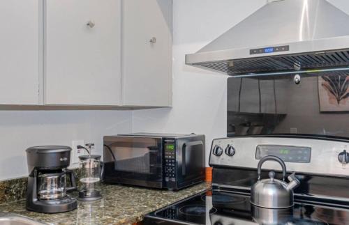 Tampa Apartment | Midtown Mod w/King Bed+Fooseball