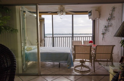 Siesta Key Condo | Million Dollar View Bay Sunrises & Gulf Sunsets-Feb and March open 2025