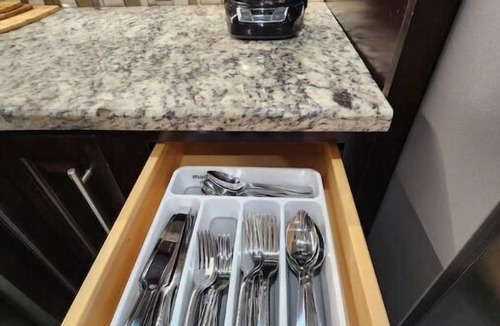 Fairview Shores House | Mills House @WP. Sleeps 11 Renovated. Queen beds