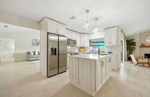 Lake Magdalene House | Mini Resort-Heated Pool-Spa-Game Room-Theater-Golf in Tampa