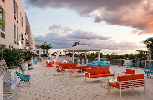 Delray Beach Hotel | Minutes from Atlantic Avenue with Pool, Pet Friendly