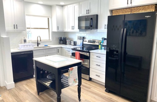 Iona Condo | Minutes to Sanibel with Heated Pool, Tennis & Beach Gear