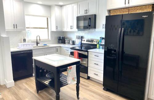 Iona Apartment | Minutes to Sanibel with Heated Pool, Tennis and Beach Gear