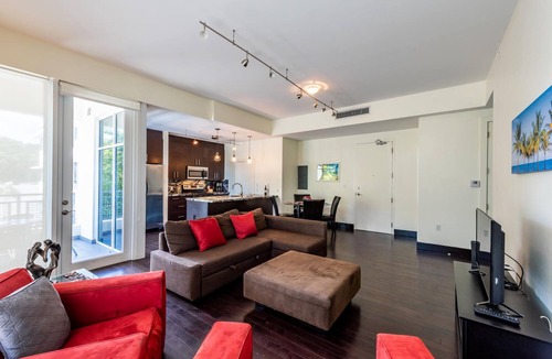 Northeast Miami Apartment | Modern 1 bed . Spacious . Clean . 800sq ft . Sleeps 4 . Secure bdg . Parking