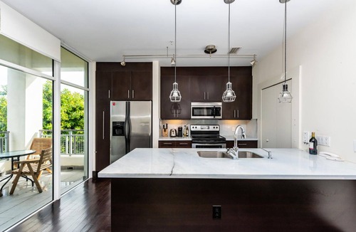 Northeast Miami Apartment | Modern 1 bed . Spacious . Clean . 800sq ft . Sleeps 4 . Secure bdg . Parking