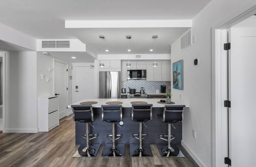Marco Island Condo | Modern 11th Floor Beachfront Condo | Views/Pool