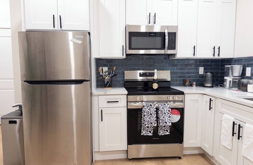 Washington Square West Apartment | Modern 1BR in Central Philly Near Hospitals, Parks, WiFi + Housekeeping