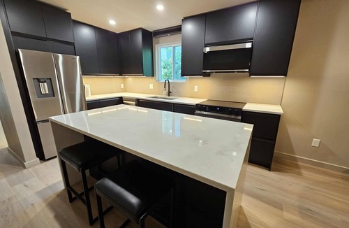 Rosewood Apartment | Modern 2 Bed, 2 Bath Ground Floor Apartment with Private Backyard