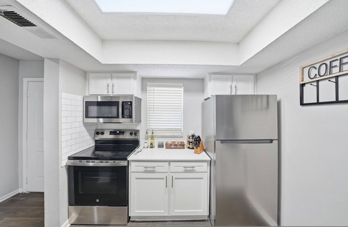Town N County Park Apartment | Modern 2BR/2BA w/King Bed, Pool + Gym #10