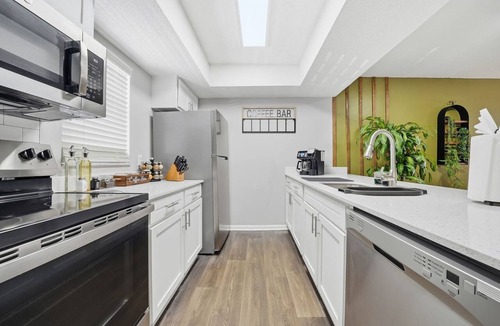 Town N County Park Apartment | Modern 2BR/2BA w/King Bed, Pool + Gym #10