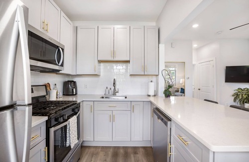 Constable Hook Apartment | Modern 2BR Sleeps 5 Light Rail to NYC
