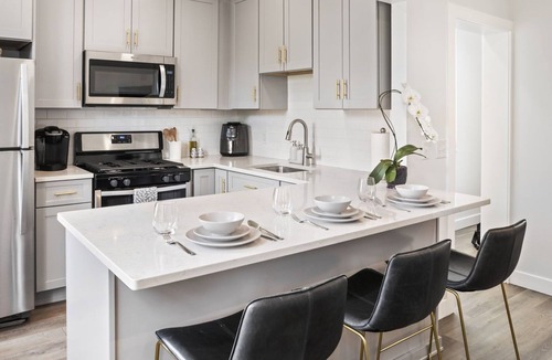 Constable Hook Apartment | Modern 2BR Sleeps 5 Light Rail to NYC