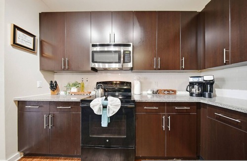 Courier City - Oscawana Apartment | Modern 2BR w/Pool + Pet-Friendly | Unit #16