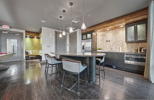 Courier City - Oscawana Apartment | Modern 2BR w Pool Pet-friendly Unit 19
