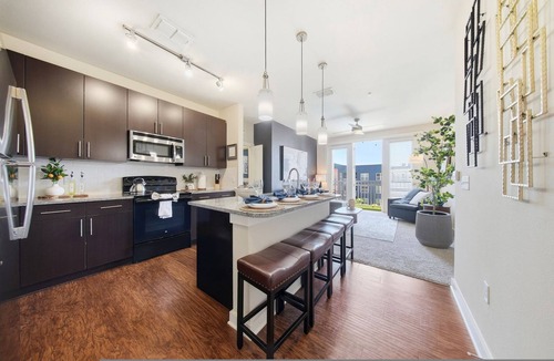 Courier City - Oscawana Apartment | Modern 2BR w Pool Pet-friendly Unit 19
