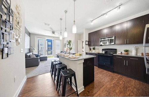 Courier City - Oscawana Apartment | Modern 2BR w Pool Pet-friendly Unit 18