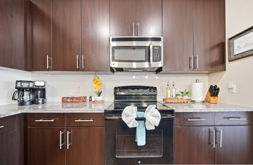 Courier City - Oscawana Apartment | Modern 2BR w Pool Pet-friendly Unit 17