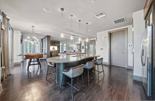 Courier City - Oscawana Apartment | Modern 2BR w Pool Pet-friendly Unit 21