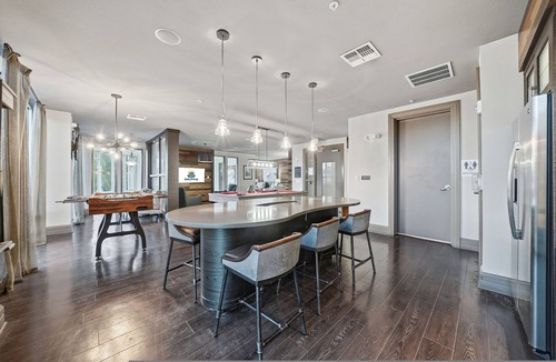 Courier City - Oscawana Apartment | Modern 2BR w Pool Pet-friendly Unit 16